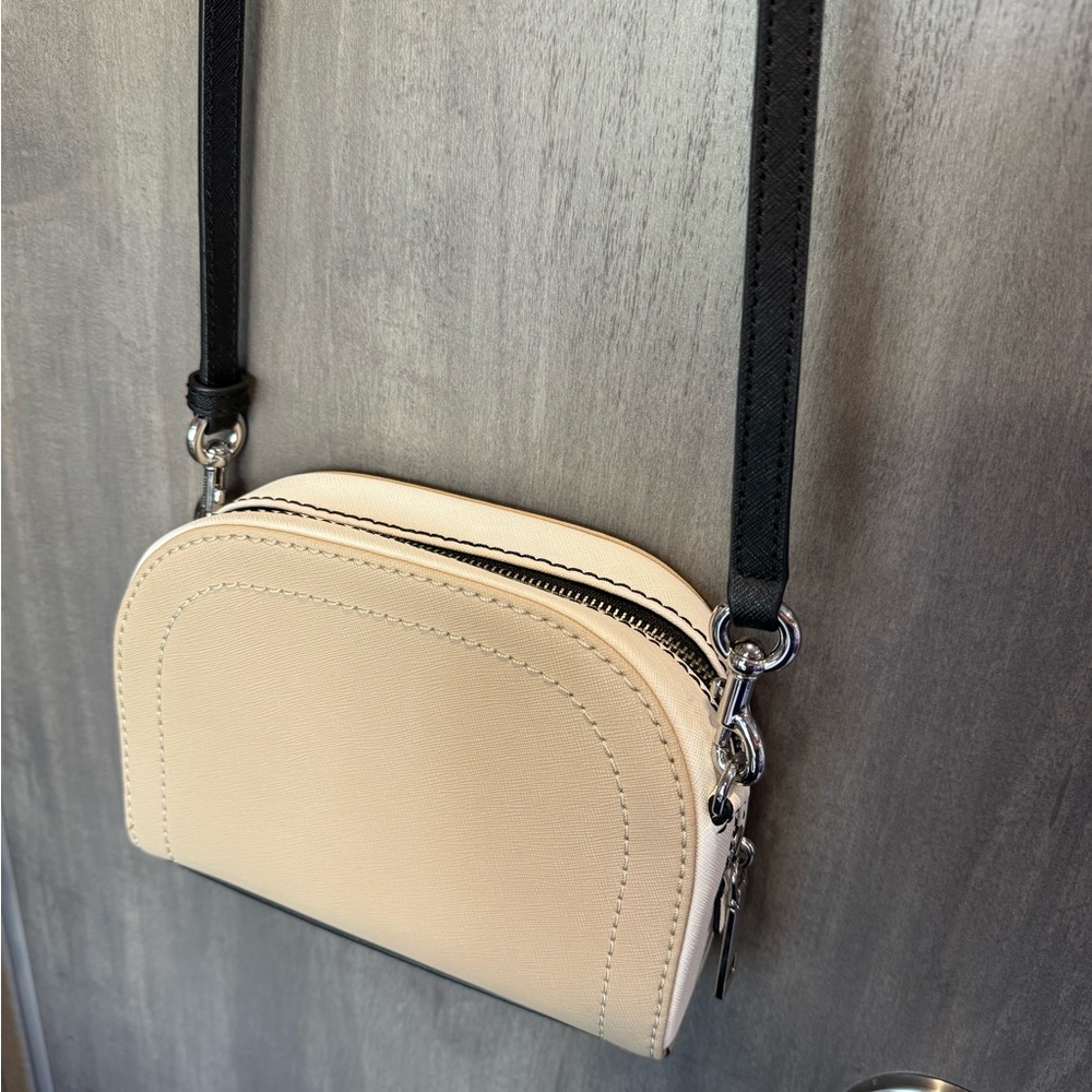 Marc Jacobs Women's Leather Crossbody Bag in Beige, Cream, and Black. - Picture 5 of 7